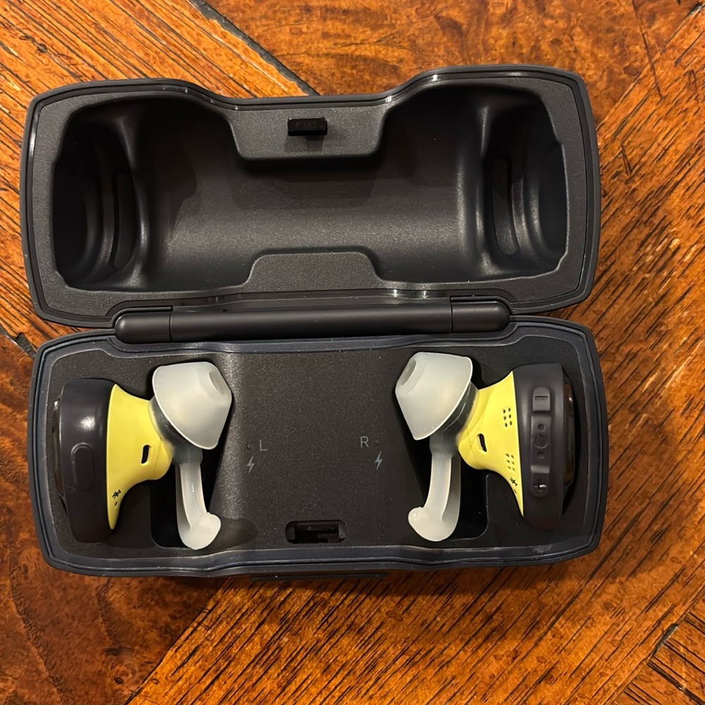 Bose SoundSport Free, True Wireless Earbuds / charging cord included.